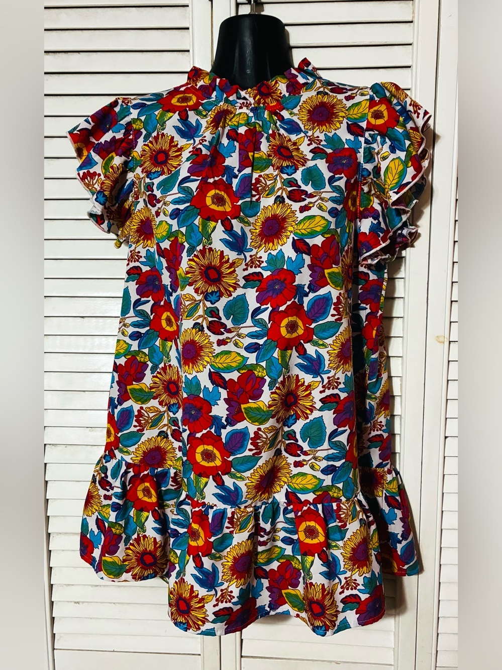 JODIFL ladies Floral Ruffle sleeveless blouse. Colorful. Ruffle hem